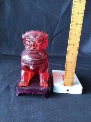  PAR DE ESTATUAS CHINAS DE PERRO FOO/LEÓN ÁMBAR ROJO/RESINA Foto 1 de 4