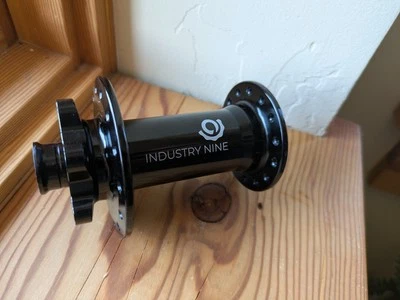 Buje delantero clásico Industry Nine 1/1 - 28h, 15 x 110 mm Boost, 6 pernos, negro - nuevo Foto 1 de 3