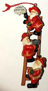 KURT ADLER Ornamento Tres Bomberos de Santa en Escalera - Imagen 1 de 3