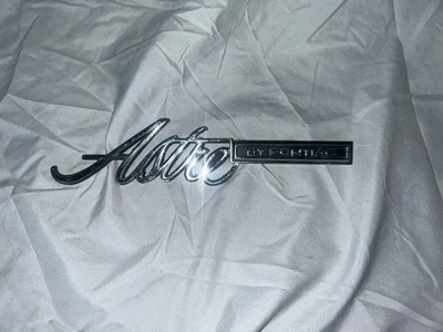Usado 1974-1977 Pontiac Astre Script Fender emblema lateral, peça de metal fabricante de equipamento original #738996 - Imagem 1 de 4