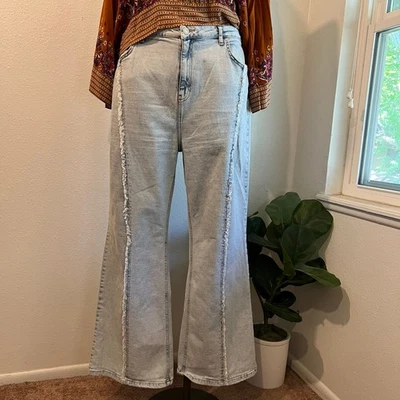 Boohoo Light Wash Denim Vertical Raw Hem Flared High Rise Jeans Size 14 - Image 1 of 4