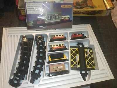 Matchbox RAILWAY Eisenbahn Zug SET + SCHIENEN & AUFBAU BAHNHOF IN OVP  Box Train - Bild 1 von 4