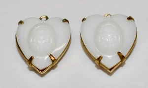 VINTAGE 2 CIONDOLI PERLE CUORI VETRO RILIEVO SCARABEO BIANCO OTTONE 15mm HYROGLIPH - Foto 1 di 2