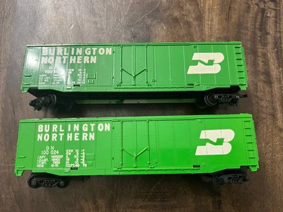 Dos vagones de carga Burlington Northern verdes escala HO Foto 1 de 4