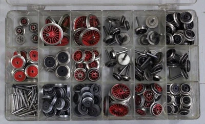 H0 Märklin Konvolut Ersatzteile Lok-Räder in Sortierbox aus Sammlung - Bild 1 von 2