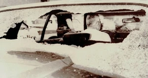 1975 Press Photo car window smashed by riots Boston desegregation busing crisis - Picture 1 of 2