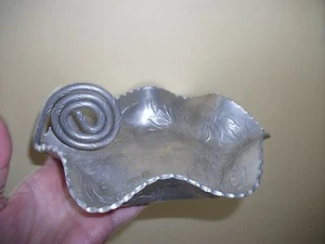 Plato de caramelo con volantes Farber & Shlevin de aluminio forjado a mano de la década de 1950 7" margarita - Imagen 1 de 4