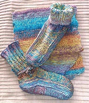 Handgestrickte Puschen, Socken 39/40 und Schal Regenbogenfarbe Selbstgestrickt - Bild 1 von 4