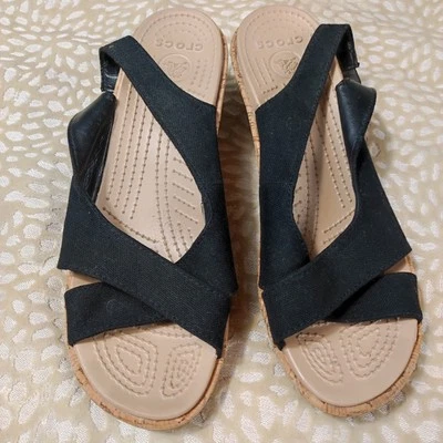 Crocs Womens Wedge Sandals Black Size UK 7/ US 9 Buckle Strap Open Toe Foto 1 de 4