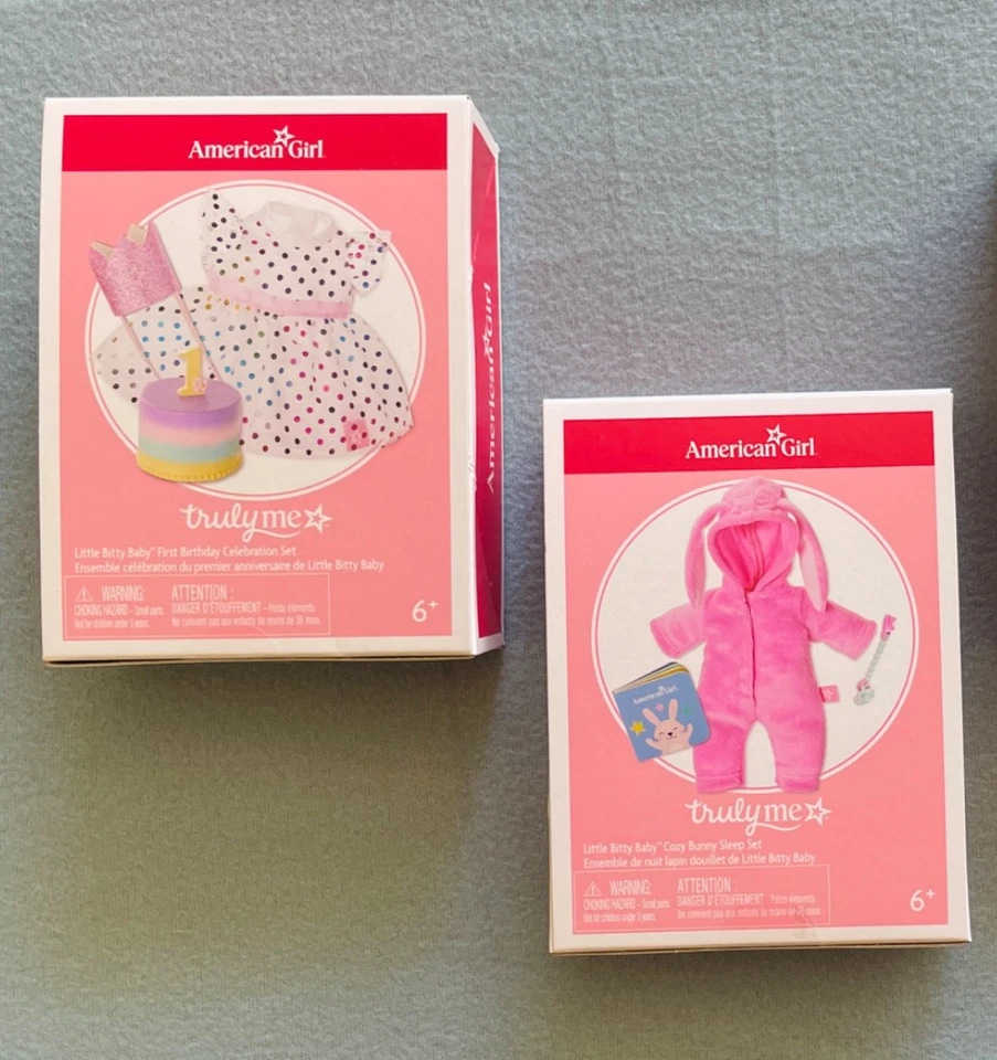 Conjunto de 2 roupas vestido e coelho para dormir American Girl Little Bitty Baby 7,75" - Imagem 1 de 1