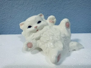 Estatuilla de gato gatito juguetona vintage de porcelana blanca pintada a mano - Imagen 1 de 12