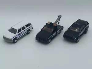 Lotto di 3 veicoli Matchbox polizia di New York Chevy Suburban'00, Sport SUV'02, GMC Wrecker'87 - Foto 1 di 12