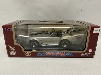 Coche fundido a presión Shelby Cobra 427 S/C Road Legends 1964 escala 1:18 plateado nuevo en caja 92058 Foto 1 de 4