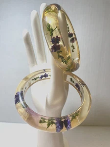 Par de pulseras brazalete vintage de resina transparente incrustadas con flores secas reales - Imagen 1 de 6