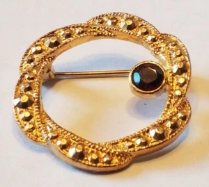 Collectible Hat Tie Lapel Pin Vintage Brooch Gold Toned Round Metal Pinback - Picture 1 of 6