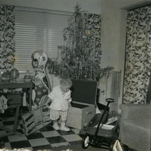 Belgium Toddler with Toys Christmas Tree Old Small Snapshot Photo 1964 - Imagen 1 de 3