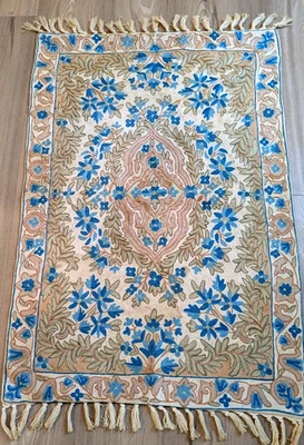 Alfombra de dispersión de punto de cadena hecha a mano con flecos azul, verde, malva, bronceado floral (39 "x 23") lp Foto 1 de 4