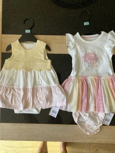 Zwei Baby Mädchen Sommer Kleider von Mothercare Alter 1-3 Monate Neu mit Etikett - Bild 1 von 8