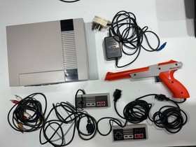 Nintendo NES Console , 2 X Controllers & Zapper Bundle Working Order VGC