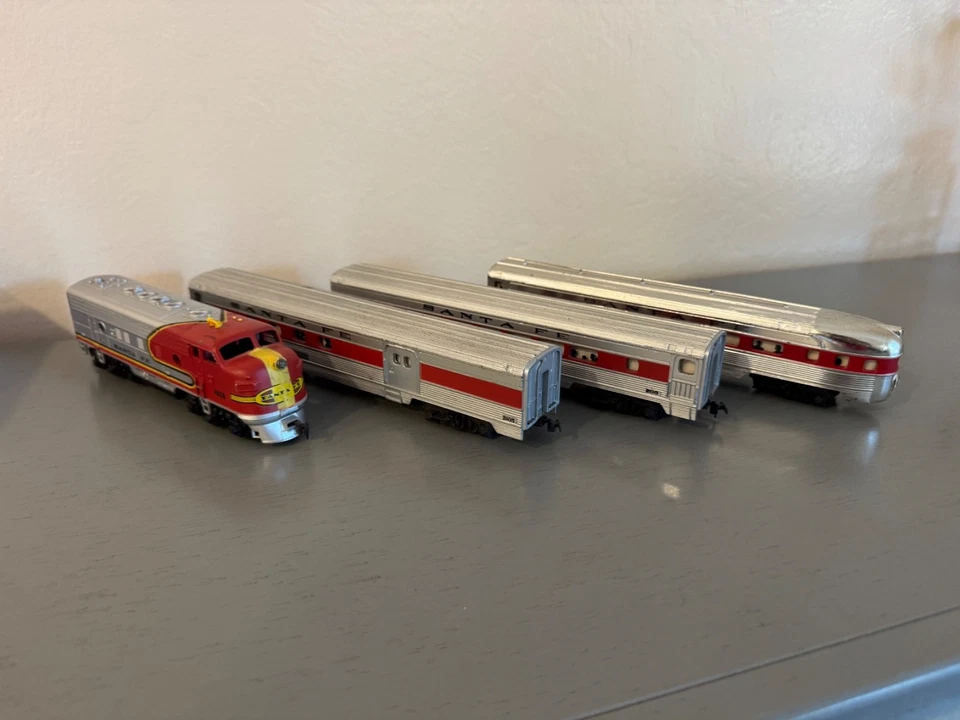 TYCO HO Scale Santa Fe Passenger Train Set. 1 F7A Locomotive & 3 Passenger Cars - Image 1 of 4