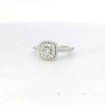 Anillo con halo de diamantes de corte redondo natural de 0,39 quilates de oro blanco de 10 k (G, I1) tamaño 4,5 Foto 1 de 4