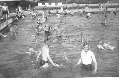 Немецкая реальная фотография Второй мировой войны 1930-40-х годов — полуобнаженная — интерес геев — купание - Изображение 1 из 2