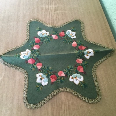 Tischdecke Blumenstickerei Mitteldecke Stern Grün mit Goldrand Mehrfarbig Blumen - Bild 1 von 4