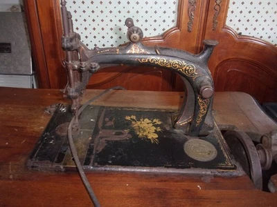 sortie de grenier Ancienne Machine A Coudre Hurtu Vintage pedale no singer pfaff - Photo 1/4
