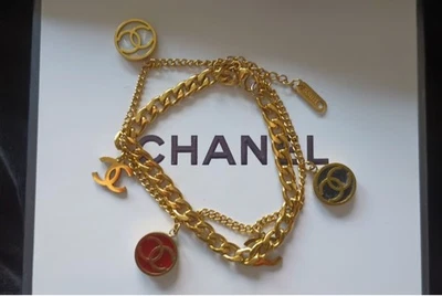 PULSERA CHARM LOGO CHANEL Tono Dorado Acero Inoxidable y Caja, NO autenticada... Foto 1 de 4