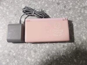 Nintendo DS Lite - Coral Pink Cooking Mama 1 - Bild 1 von 8