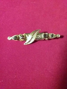 Broche de barra vintage tono dorado con cuatro piedras de color rubí - Imagen 1 de 3