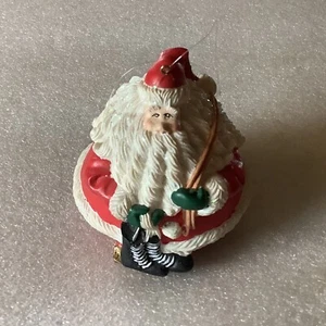 DE COLECCIÓN SANTA SOSTENIENDO PATINES DE HIELO Y LLEVANDO UN ADORNO DE TRINEO DE NIEVE - Imagen 1 de 5