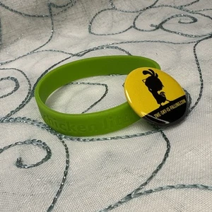 Pulsera y prendedor de pollo pequeño, promoción de película - Imagen 1 de 2