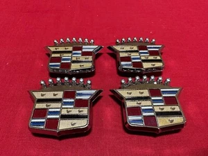 NOS SET OF 4 CADILLAC HUBCAP EMBLEMS / COVERS GM 354570 - Picture 1 of 5