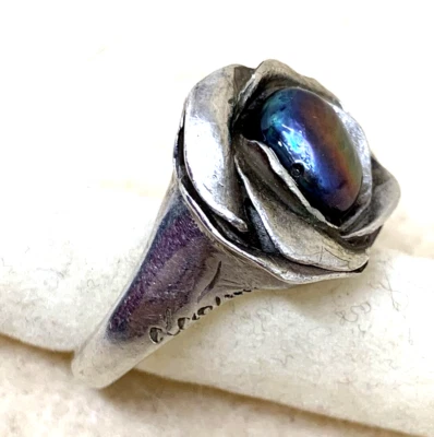 ANELLO IN ARGENTO A FORMA DI ROSA, FUSIONE CON PERLA DI FIUME COLOR PAVONE - Immagine 1 di 4