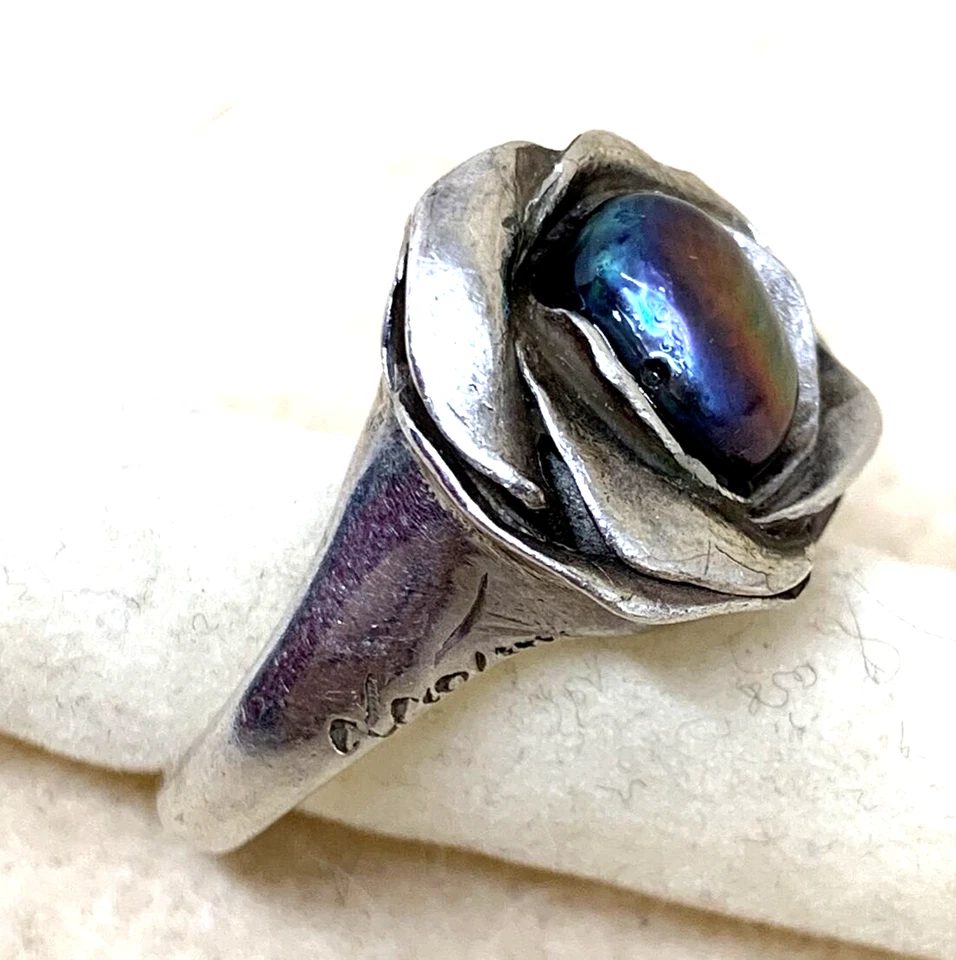 ANELLO IN ARGENTO A FORMA DI ROSA, FUSIONE CON PERLA DI FIUME COLOR PAVONE - Immagine 1 di 4