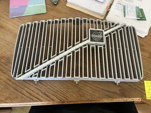 B335. 1975-1985 Volvo 240-244 Grille With Emblem - Picture 1 of 3