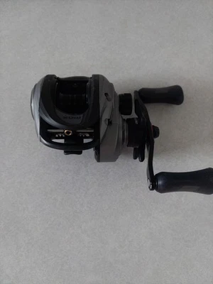 Carrete de pesca Abu Garcia Max 5 MAX5 X LP-L Baitcaster. Mano izquierda. Raspado en la parte superior Foto 1 de 4