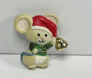 Vintage Punze Weihnachten Maus Anstecknadel Brosche mit Glocke • 80er Jahre Resin Holiday - Bild 1 von 4