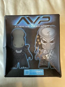 Alien VS Predator AVP Titans Vinyl Figure Versus Loot Crate Exclusive NEW 2015 - Picture 1 of 7