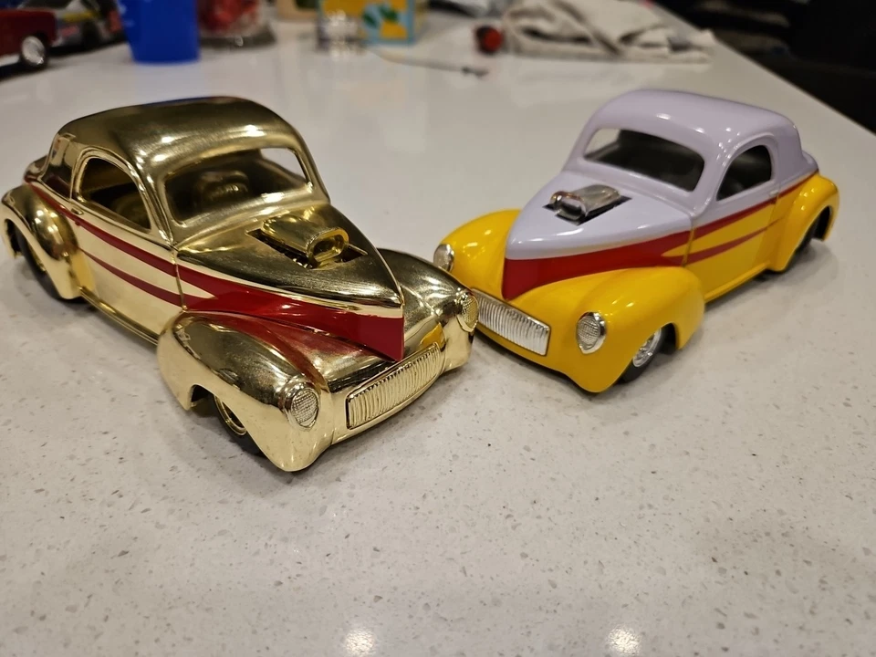 JUEGO DE 2 COCHES FORD WILLYS 1941 RACING CHAMPIONS 50 ANIVERSARIO ESCALA 1:24 Foto 1 de 4