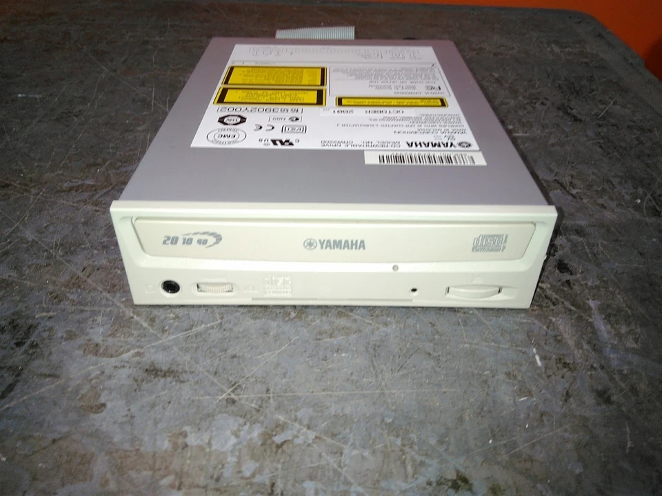 Unidad óptica beige CD-RW Yamaha CRW2200 20-10-40x probada como está Foto 1 de 4