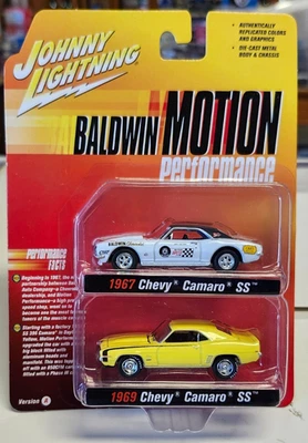 Paquete de 2 Johnny Lightning Baldwin Motion Performance R2 con 2 Chevy Camaro SS Foto 1 de 4