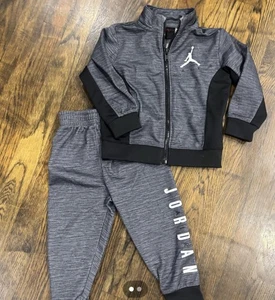 Nike Jump Man Junge Dri Fit Jacke & Hose mit durchgehendem Reißverschluss 2-teiliges Set 18 Monate schwarz/grau - Bild 1 von 1