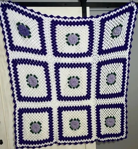 Uncinetto floreale 3D fatto a mano viola bianco nonna quadrato lancio 45x47” LEGGI - Foto 1 di 15