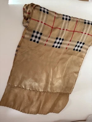 Bufanda clásica de seda Burberry Foto 1 de 4