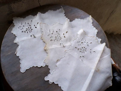 Linge ancien Lot de 3 napperons en lin beige brodé - Photo 1/4