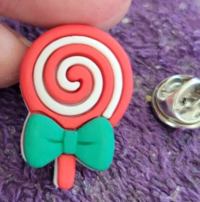 ^Pin grande de solapa grande para corbata de menta piruleta de Navidad - perfecto para la temporada Foto 1 de 4