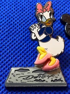 Disney - Foot & Hand Prints Cement - Surprise Release LE1000 Pin - Daisy Duck - Picture 1 of 2