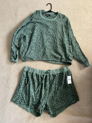 Sudadera en blanco con estampado de guepardo de Nueva York recortada dobladillo crudo + pantalones cortos verdes para mujer 2X Foto 1 de 4